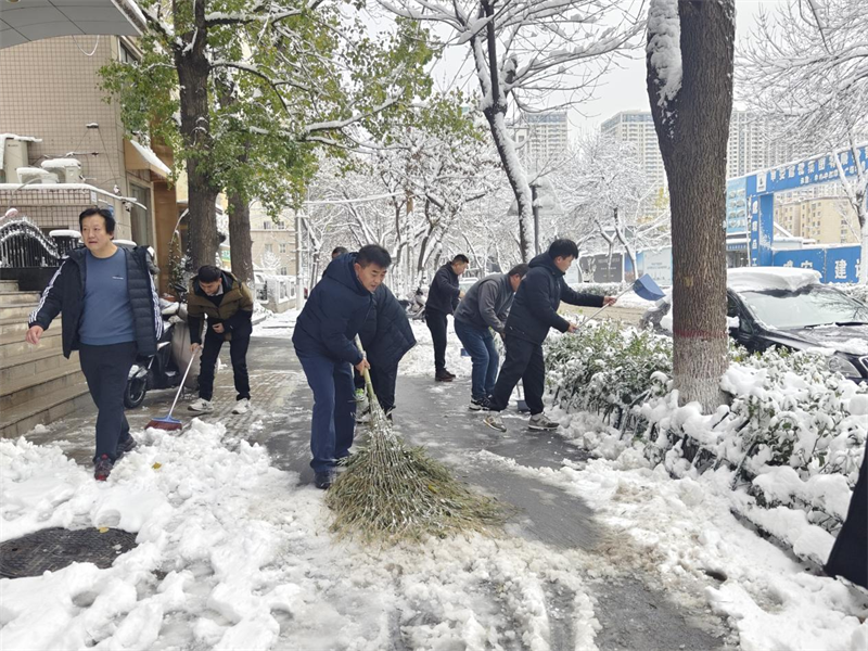 联合团支部清雪除冰保畅通 为民扫出安全路